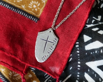 Stort trossköldhänge * Sköldhänge * Kristen gåva för män eller kvinnor * Smidd Guds rustning halsband * Efesierbrevet 6:10-18 vers