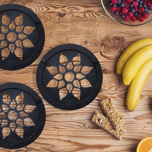 Sonnenblume Untersetzer 3er Set * Metall Untersetzer für Warme Gerichte * Schwarze Untersetzer für Heiße Pfanne * Topfuntersetzer aus Eisen * Topfständer aus Eisen * Warme Platte