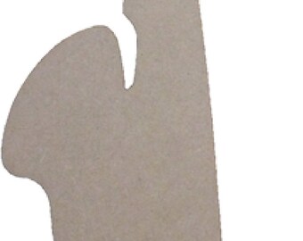 Een uit 4mm MDF gemaakte saxofoon met voetjes eronder.