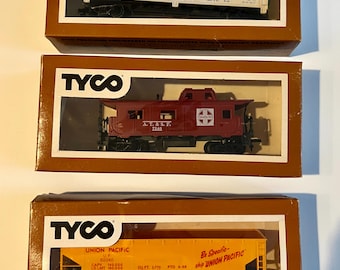 TYCO HO Scale train caboose and two cars in box