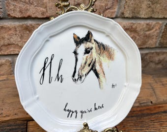 Talerz z monogramem Anthropologie H: Danie z ilustracją konia