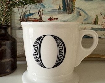 Taza retro vintage con monograma "O" de Anthropologie - Blanca con letra negra