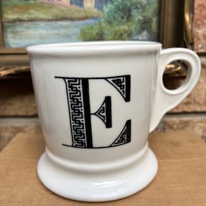 Caneca Anthropologie com monograma 'E' retrô vintage, nova condição - Alça e base estilo xícara de barbear grande de 16 oz - Perfeita para café ou chá.