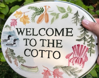 Hand-Painted Ceramic Canadiana Sign – Welcome to the Cottage (12” x 9.5”)