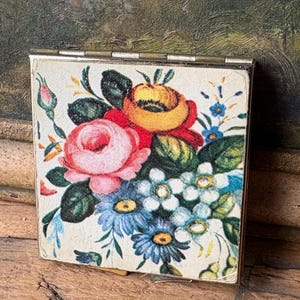 Boîte à pilules carrée vintage floral rose bouquet de roses avec métal doré, carte de visite - 4 espaces pour les pilules.