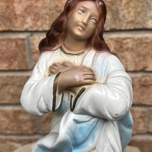 Estatua vintage de la Asunción de María en loza: decoración religiosa italiana