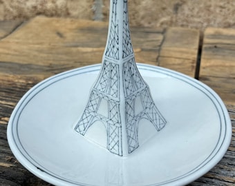Plato de cerámica para joyas/anillos con forma de Torre Eiffel de Molly Hatch de Anthropologieq - Recuerdo de París, Francia