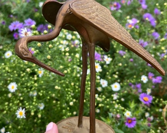Figura de grulla vintage de latón macizo: alas abiertas, estatua inclinada