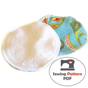 Puede incluir: Dos almohadillas redondas de algodón blanco para desmaquillar con una almohadilla de estampado floral azul y verde en la parte superior. Las almohadillas están cosidas con una puntada blanca alrededor de los bordes. La imagen también incluye un icono de máquina de coser y el texto "Sewing Pattern PDF".