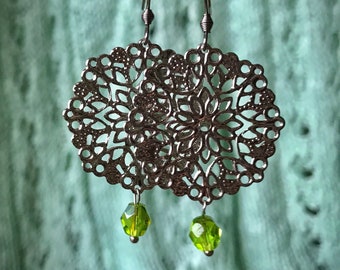 Skygrass - Silver filigree & green glass bead earrings