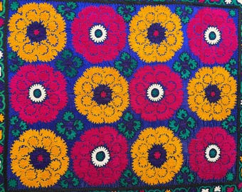 20 世紀半ばのウズベキスタン産のヴィンテージの精巧な刺繍が施された