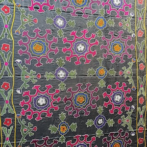 Vintage Uzbekistan Silk Embroidered Suzani - Shipping İncluded. (49&#39;&#39; x 70&#39;&#39;)İnc.