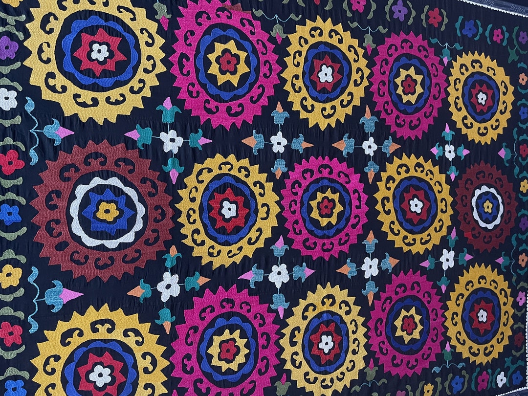 Immense Tenture Murale Suzani – 90×60 Pouces – Broderie Main – Inde – Boho Chic