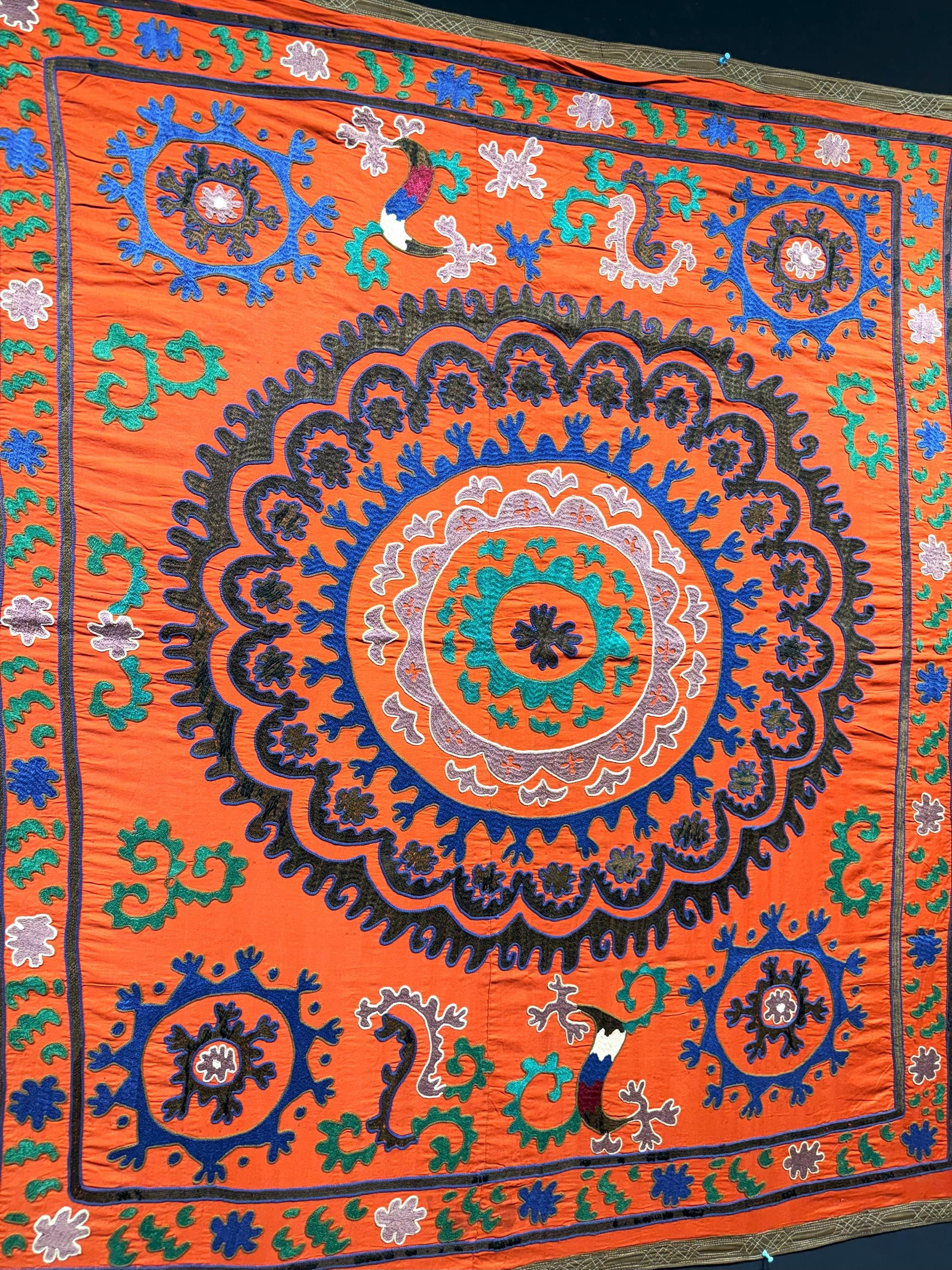 Tapisserie Suzani en soie grenade brodée à la main