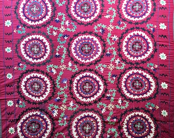 ウズベキスタンの伝統的な花柄シルク刺繍スザニ - 送料込み。 (90.5