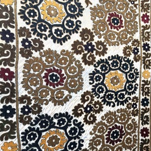 Traditional Uzbekistan Silk and Cotton Embroidered Suzani - Shipping İncluded. (49&#39;&#39; x 38.5&#39;&#39;)İnc.