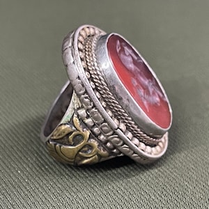 Anillo antiguo de plata de Afganistán con cornalina y dorado - Envío incluido.