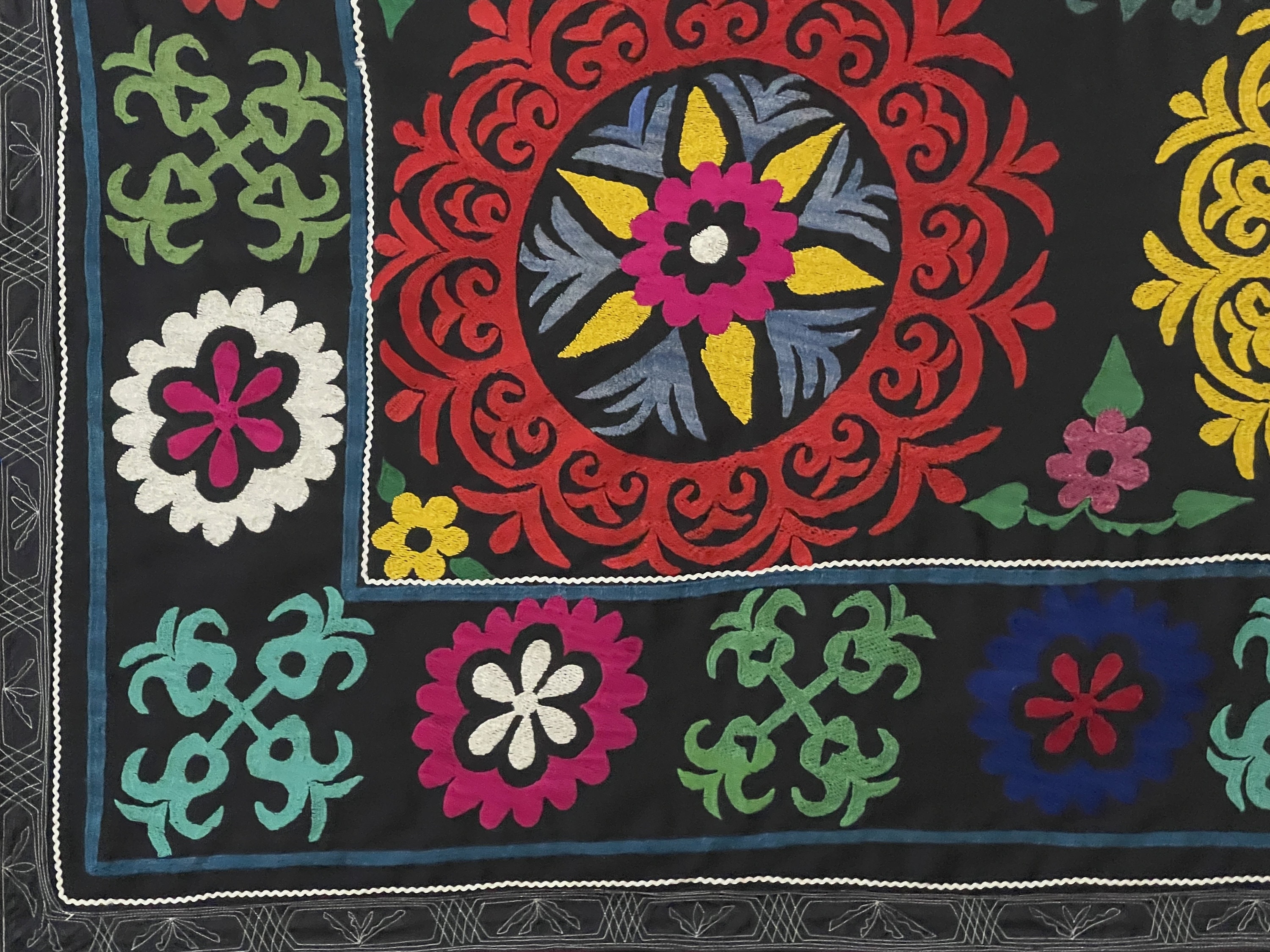 カラフルなウズベキスタン - サマルカンドのシルク刺繍スザニ - 送料