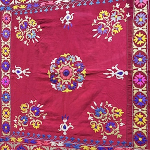 ウズベキスタンの伝統的な花柄シルク刺繍スザニ - 送料込み。 (90.5
