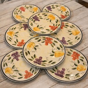 FRUKTTALLRIKAR och SALLADSGAFFLAR. Set med 8 middagstallrikar och 8 vintageset (5 delar) bestick. Vintage Farberware