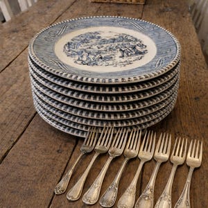 BLÅ och VITA Tallrikar| och Vintage Gafflar. Set med 12 bröd- och smördegstallrikar och 1 PLUS 1 skål och 12 vintage dessertgafflar