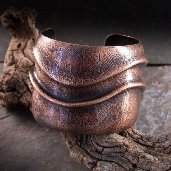 Bracelet manchette large cuivre, texturé et formé Cuff Bracelet, Bracelet de rustique, organique crépitait métal