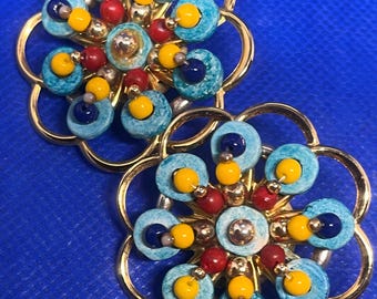 Vintage floral clip-on earrings – 60s baroque style – turquoise blue, gold and colored pearls
