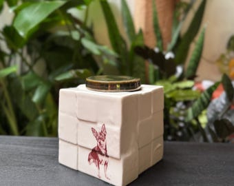 Urna pequeña de porcelana personalizada hecha a mano para mascotas: la 'Moxy'