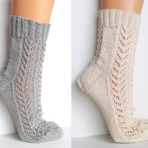 Spitzenstrümpfe, Baumwoll-Socken, Dirndl Trachten-Socken, Lochmuster, Trachtensocken Kinder, vegane Socken, handgestrickt, Baumwollsocken, hellgrau