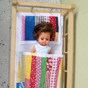 Handgemachte Patchwork Puppendecke mit Kopfkissen – Baumdecke für Puppenbett, Puppenwagen & Picknick – Unikat Sommerdecke, Puppenzubehör