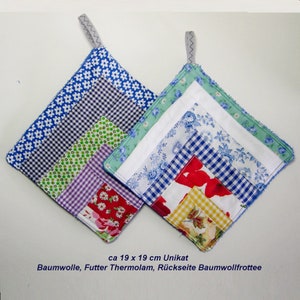 Könnte beinhalten: Zwei gesteppte Topflappen mit Patchwork-Design. Jeder Topflappen ist ca. 19 cm x 19 cm groß und weist eine Vielzahl von Stoffmustern auf, darunter Blumenmuster, Vichy-Karo und unifarbene Stoffe. Sie haben eine Schlaufe zum Aufhängen.
