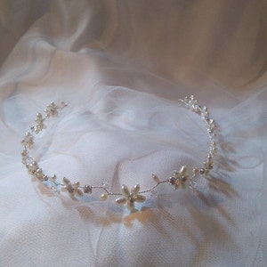 Hecho a mano Swarovski Halo Freshwater Perla floral Tocado de novia boda frente cristal diamante tiara novia boho cabello enredadera