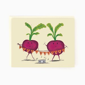 Peut inclure: Deux betteraves de dessin animé tenant une bannière qui dit "Happy Beetday" avec une petite radio jouant de la musique en arrière-plan.