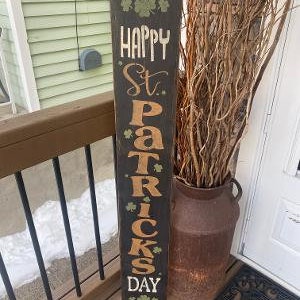 Vertical Happy St Patrick's Day shamrocks Primitive Sign