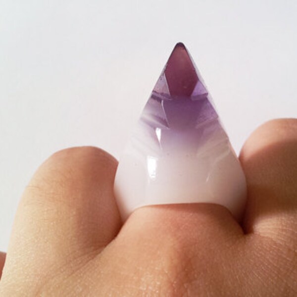 violet and white ombre geometric resin cocktail ring - size 8