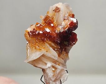 Cristales de Vanadinita roja y naranja sobre Barita de Marruecos, Gemmy y Lustrous, 18 gramos