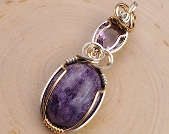 Colgante de plata de ley con alambre enrollado: charoita y amatista, 49 mm