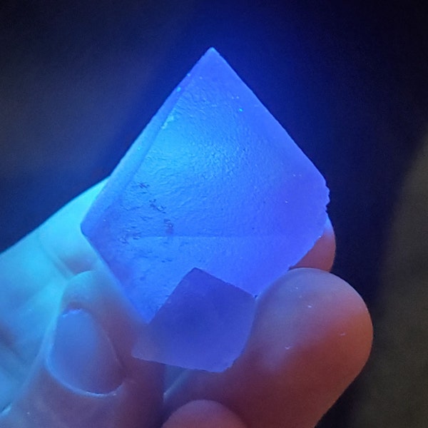 Fluorite octaédrique naturelle de Hianghualing Chine / FLUORESCENT / 37 grammes