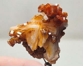 Cristales de vanadinita naranja sobre barita, ejemplar mineral de Marruecos (18 gramos)