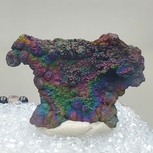 Regenbogen Turgit Kristall / Graves Mountain Georgia / Kegeltasche / Kommt mit Vitrine / 3,5 Gramm