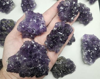 Amatista sobre cúmulos de fluorita, un raro hallazgo en especímenes de cristal nigerianos, mineral reactivo a los rayos UV.