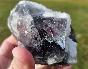 Gran cristal de fluorita maclado con cuarzo, fantasmas verdes y morados, reactivo a los rayos UV