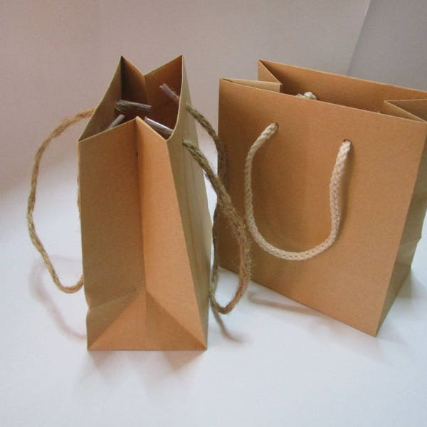 10 petits sacs-cadeaux bruns naturels - avec ficelle en jute ou poignées de corde en coton naturel