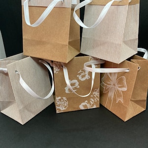 Sacchetti regalo extra piccoli in carta marrone naturale con stampa bianca. x10