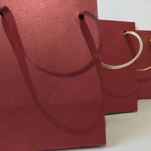 Borse di carta metallizzata di lusso extra piccole. Fatte a mano. Manici in nastro di raso.