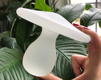 Escultura pisapapeles de gran tamaño con forma de hongo, de cristal mate esmerilado transparente.