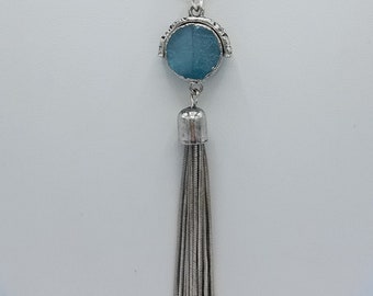 Długi naszyjnik z wisiorkiem w kolorze Aqua Blue i Silver Drop