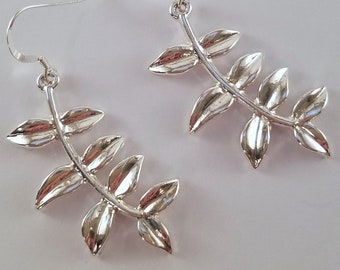 Branche d’argent avec feuilles Boucles d’oreilles