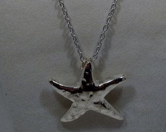 Silver starfish pendant necklace and earring set.