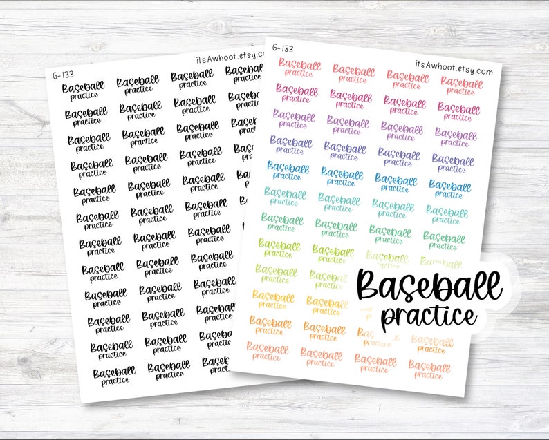 Peut inclure: Une feuille d'autocollants avec le texte "Baseball practice" r&eacute;p&eacute;t&eacute; en diff&eacute;rentes couleurs. Les autocollants sont dispos&eacute;s en rang&eacute;es et en colonnes sur un fond blanc.